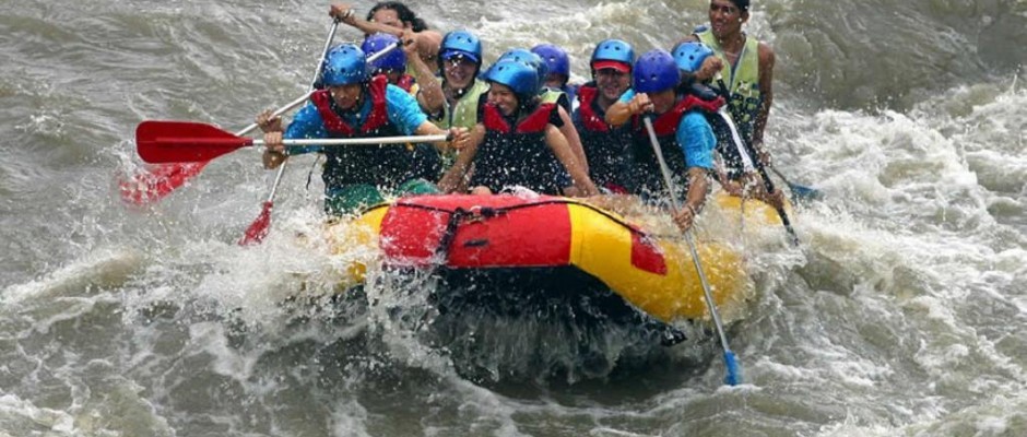 Canotaje en rapidos del Rio la Vieja Fuente balsajelosrios com